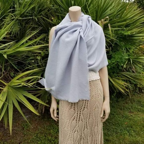 NWOT COLLECTION EIGHTEEN Gray Rippled Acrylic & Nylon Scarf 26 x 82 inches - Picture 1 of 9